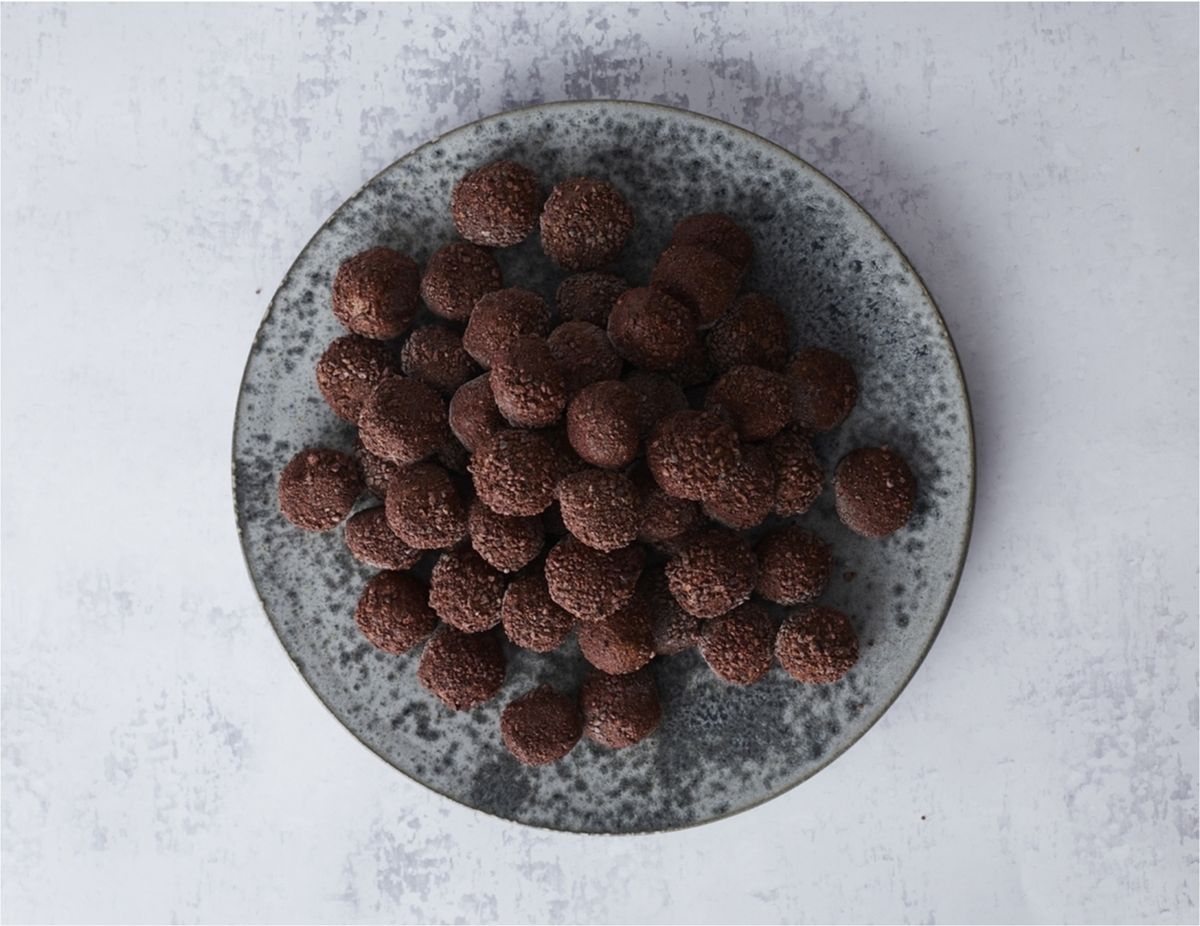 keto-and-vegan-chocolate-almond-balls-recipe