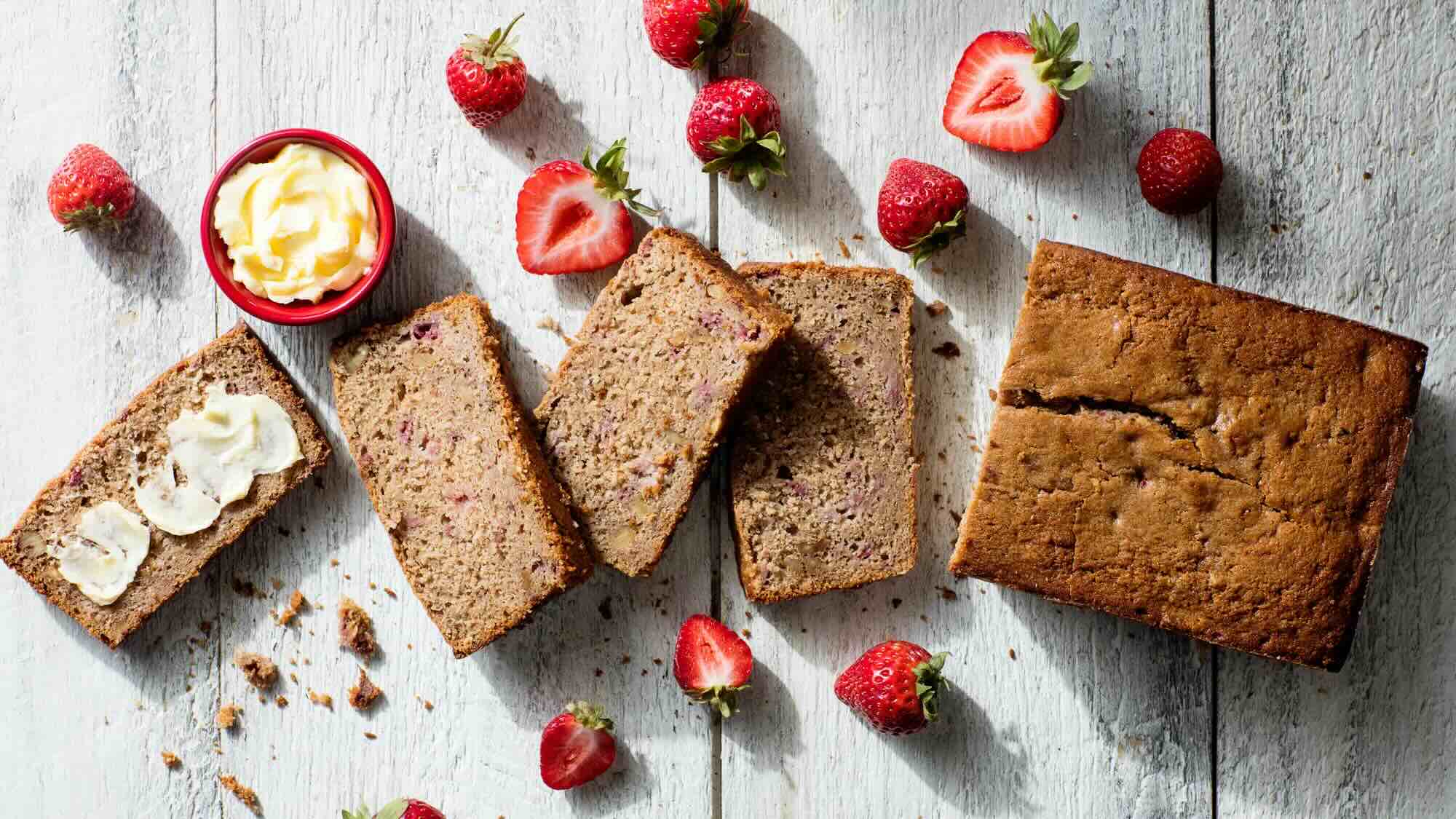 strawberry-banana-bread-with-nuts-recipe
